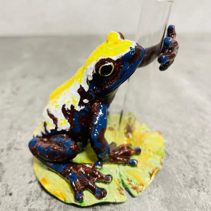 かわいい 置物 カエルのえんぴつ差し 蛙 縁起物 風水 woobia ウービア