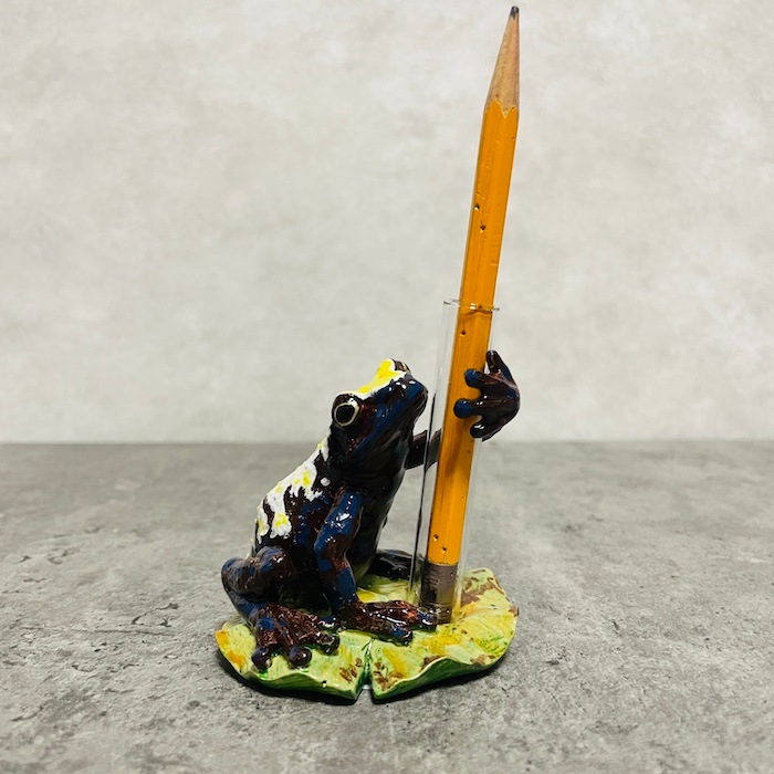 かわいい 置物 カエルのえんぴつ差し 蛙 縁起物 風水 woobia ウービア