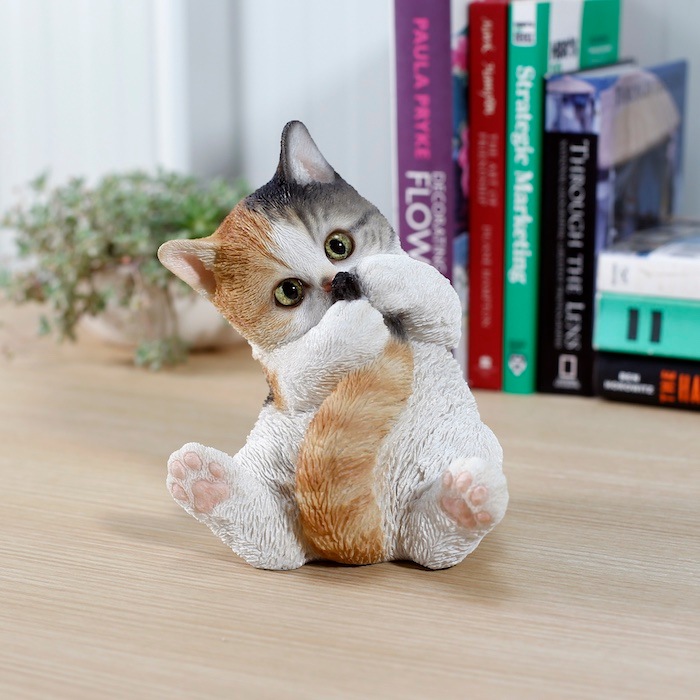 置物 しっぽで遊ぶ三毛猫 ネコ 高さ17.8cm woobia ウービア 大きい