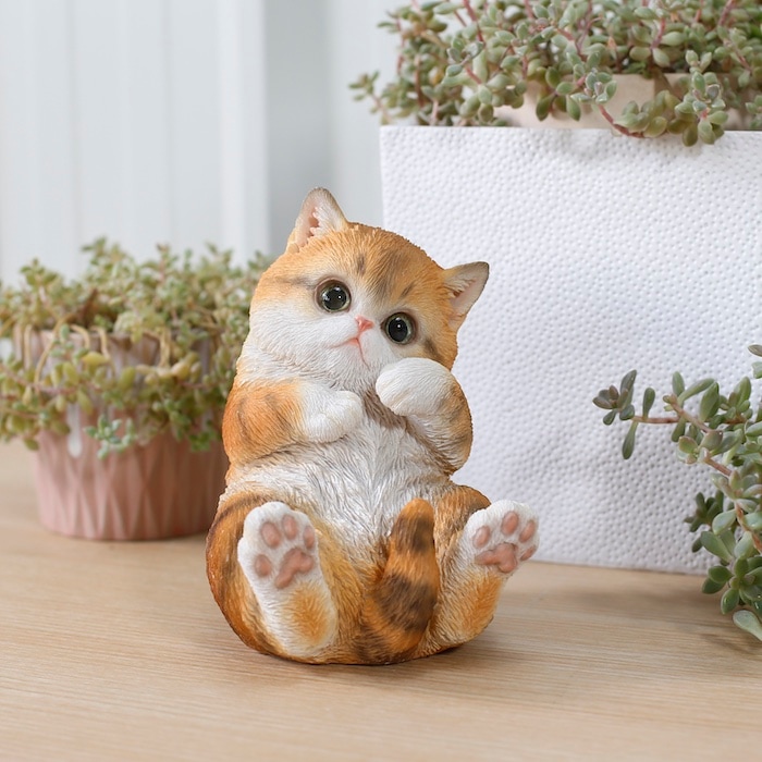 置物 顔をさわるキジトラ白猫 ネコ 高さ16cm woobia ウービア 大きい