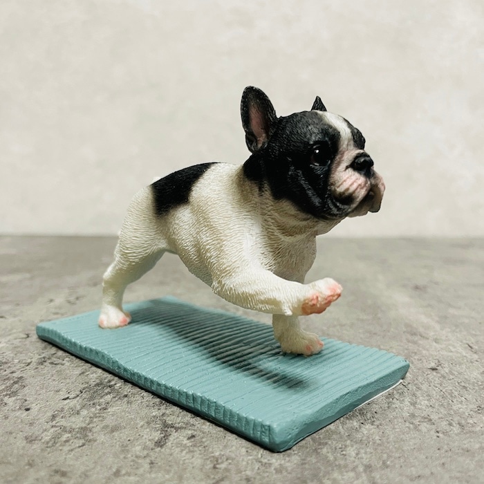かわいい犬の置物 高さ8cm フレンチブルドッグ ヨガ歩行 woobia