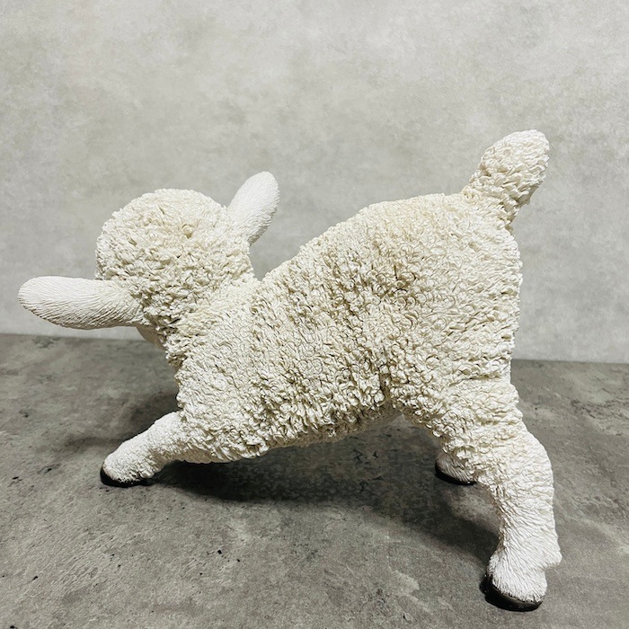 かわいい 置物 前かがみの子羊 高さ18cm woobia ウービア おしゃれ