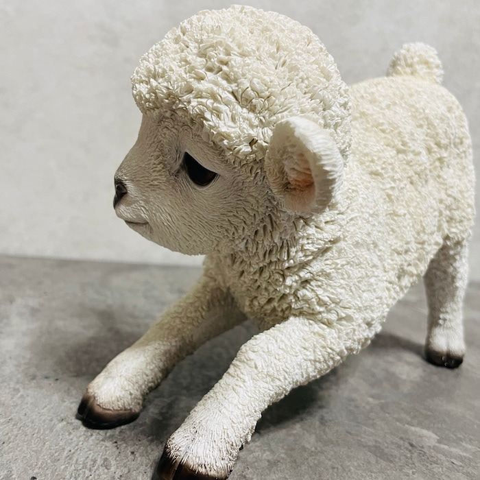 かわいい 置物 前かがみの子羊 高さ18cm woobia ウービア おしゃれ