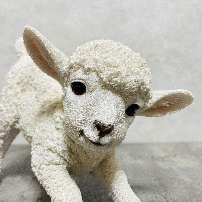 かわいい 置物 前かがみの子羊 高さ18cm woobia ウービア おしゃれ