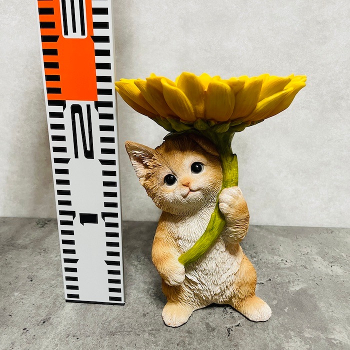 かわいいネコの置物 ひまわりのトレイを持つ茶トラ猫 高さ22.5cm
