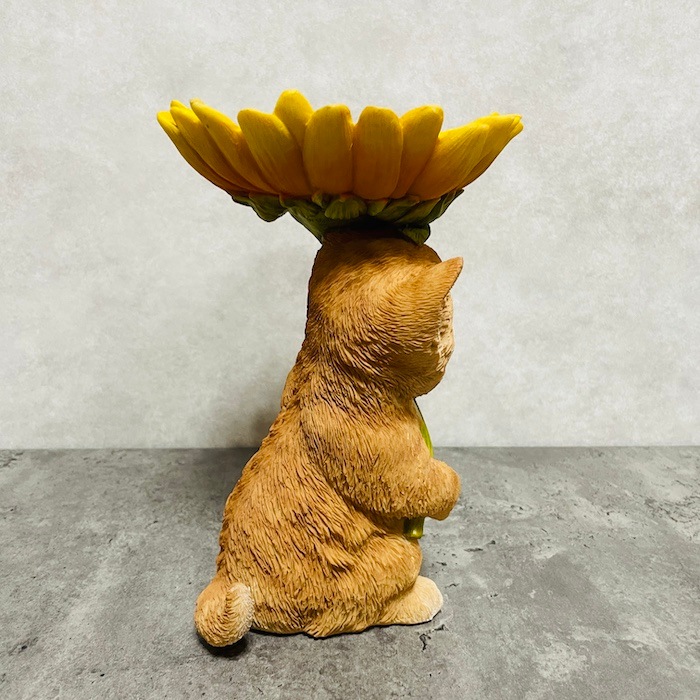 かわいいネコの置物 ひまわりのトレイを持つ茶トラ猫 高さ22.5cm