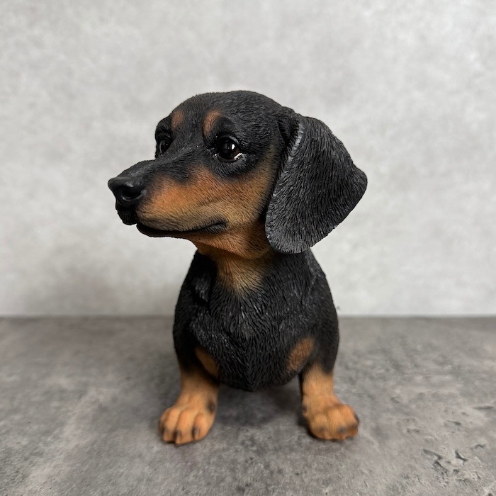 かわいい 犬 置物 横幅22.5cm お座りダックスフンド ブラックタン