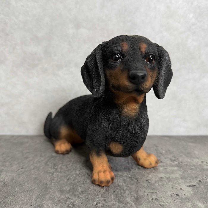 ダックス　犬の形の黒い陶器の置物 かわいい 犬 置物 横幅22.5cm お座りダックスフンド ブラックタン