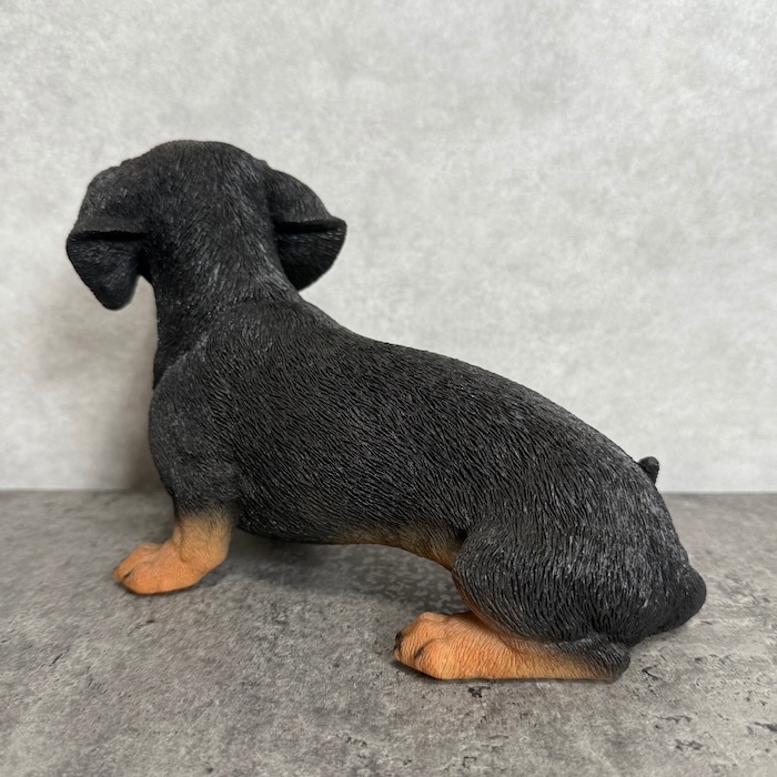 かわいい 犬 置物 横幅22.5cm お座りダックスフンド ブラックタン