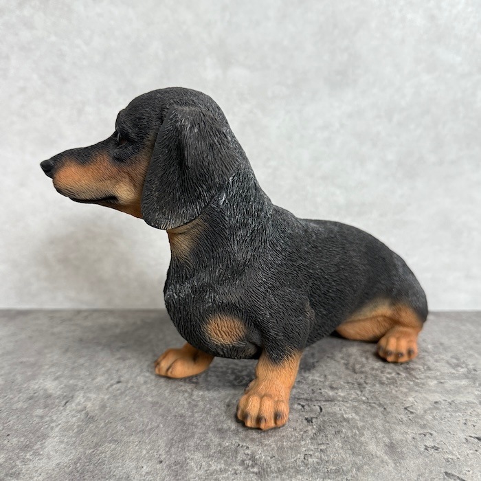 かわいい 犬 置物 横幅22.5cm お座りダックスフンド ブラックタン