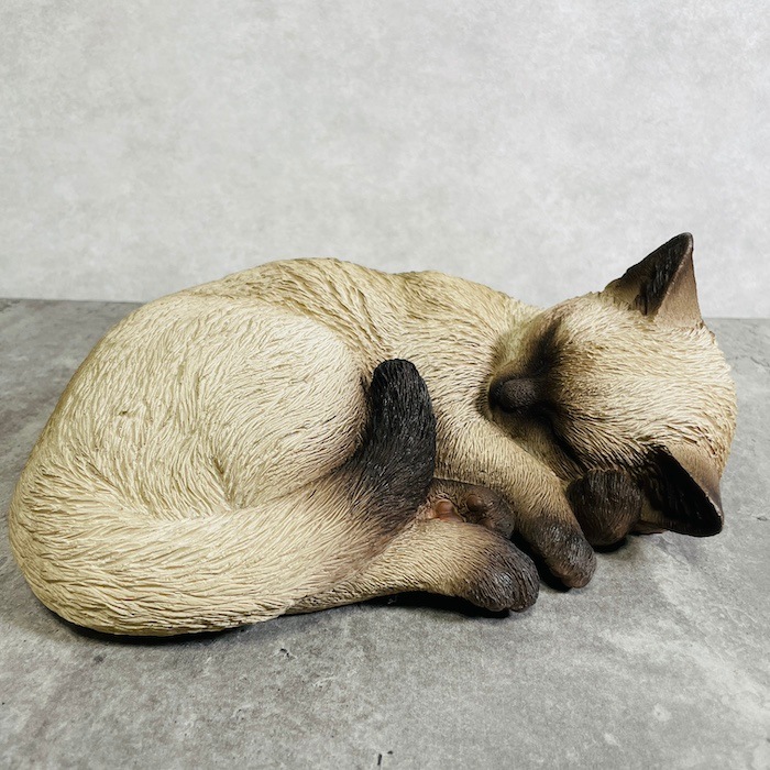 かわいい 猫 置物 眠るシャム猫 横幅28cm woobia ウービア ネコ