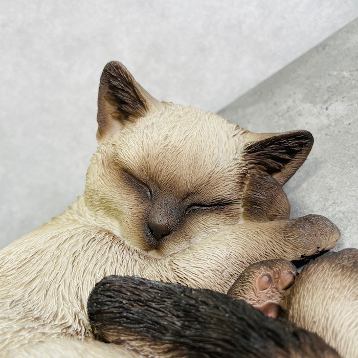 かわいい 猫 置物 眠るシャム猫 woobia ウービア ネコ おしゃれ