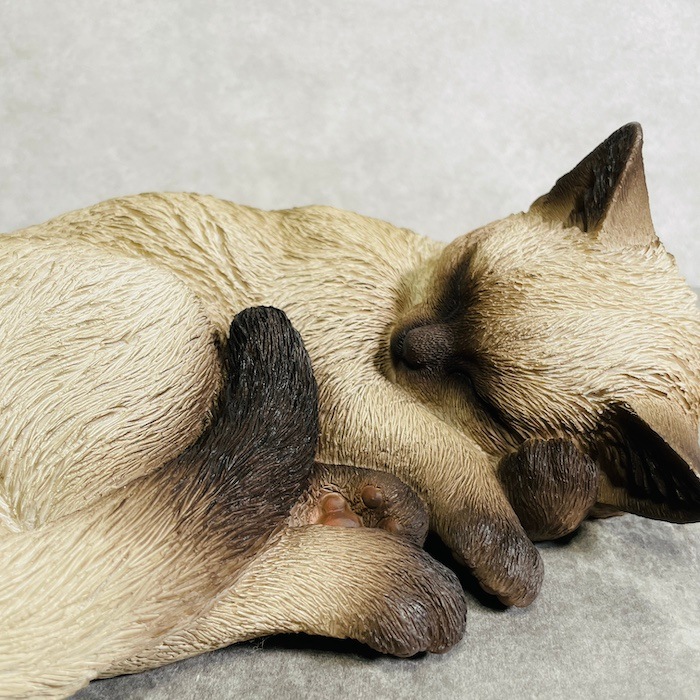 かわいい 猫 置物 眠るシャム猫 woobia ウービア ネコ おしゃれ