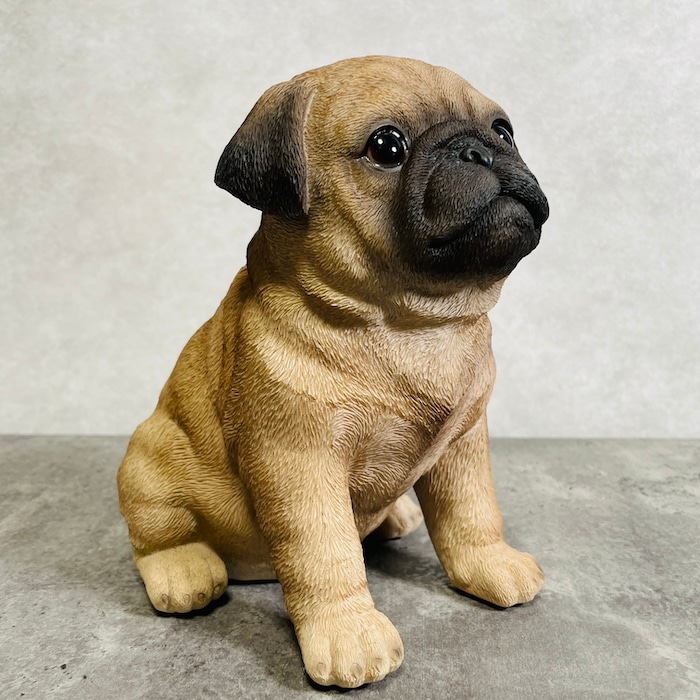 かわいい 犬 置物 高さ19.3cm お座り パグ woobia ウービア イヌ