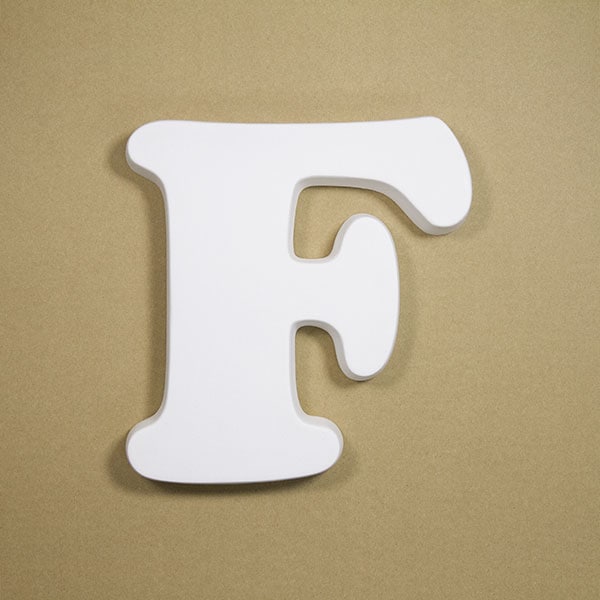 NFRC0F-BIG｜アルファベットオブジェ FRP製 F 壁掛け用フック穴あり 大