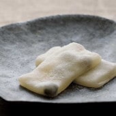 ≪安田屋製菓≫能登名物 ひっぱり餅（白） 8個入【石川県 石川県産 和菓子 銘菓 お取り寄せ 米粉 生菓子 甘納豆】