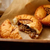 ≪パンの朝顔≫新作！自家製牛すじ煮込みのチーズカレーパン 5個入り