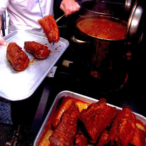 ≪スミヤ精肉店≫話題の自家製焼豚(1本) 特製タレ付【焼き豚 チャーシュー タ レ 柔らかい こだわり 国産 豚肩ロース とろける 大野醤油 真空パック】