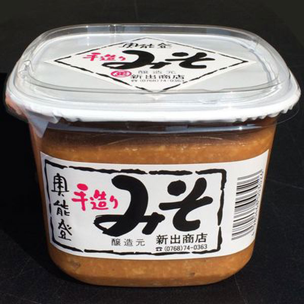 ≪新出商店≫天然醸造で自家製米麹使用 国産だから安心安全 奥能登味噌 900gカップ入り