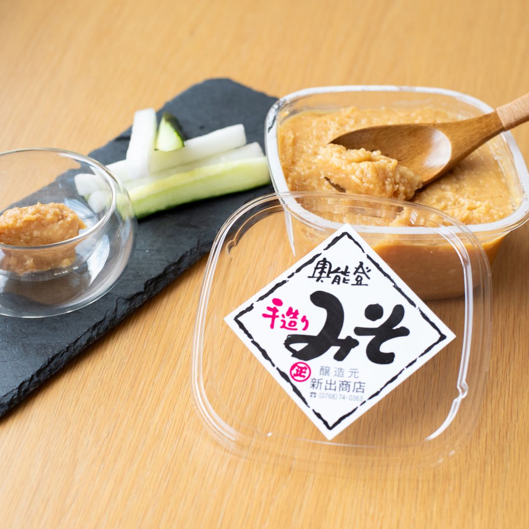 ≪新出商店≫天然醸造で自家製米麹使用 国産だから安心安全 奥能登味噌 900gカップ入り