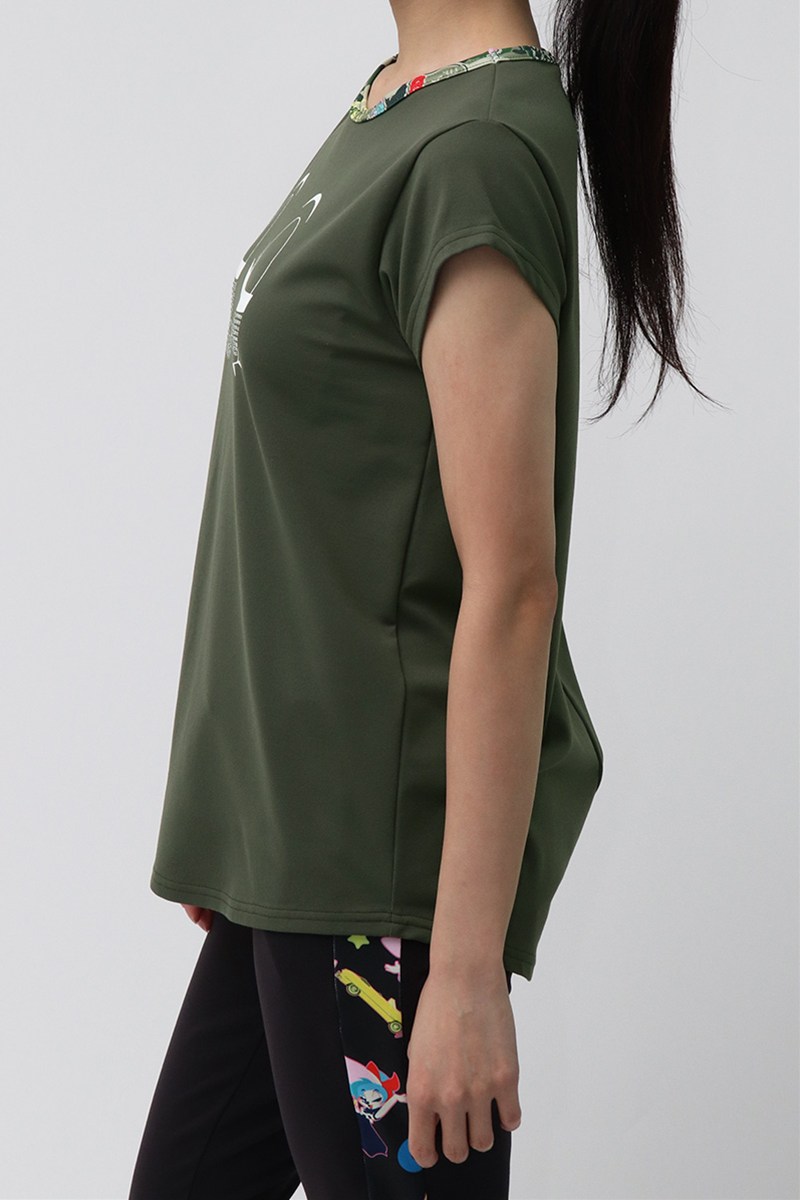 バックデザインエアリーTシャツ(ラインストーン付)＊アーミーグリーン 【フリー】 [EXCLUSIVE 72711-611-2486] 定価￥9,680（税込）