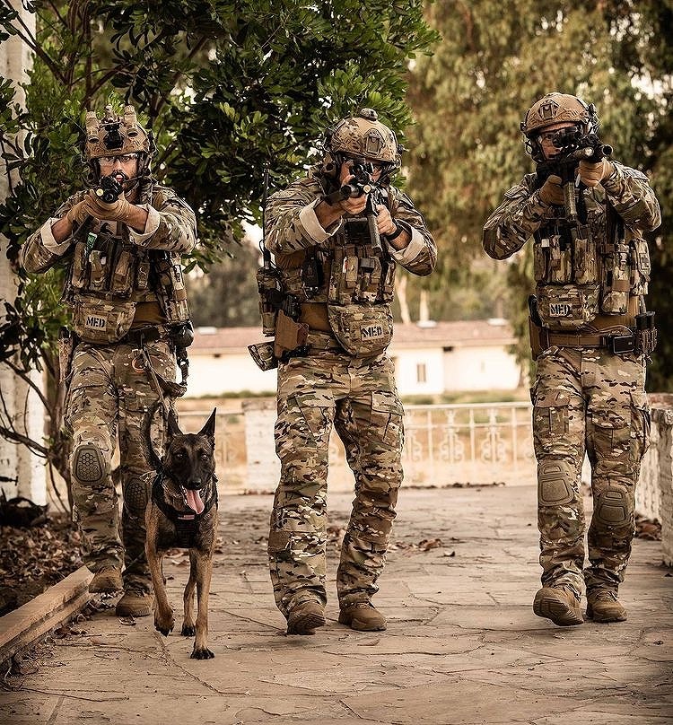 Enhanced Multi-Platform Radio Pouch �������ޥ���ץ�åȥե�����饸���ݡ��� ��ʪUS Mil-Spec IR���� Chase Tactical �ƹ��������Ǽ��