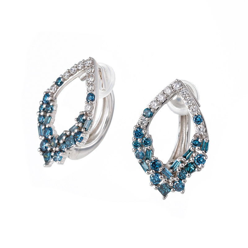 K18WG ブルーダイヤモンド(トリート) & ダイヤ フェザータッチイヤリング BD 約0.60ct D 約0.20ct
