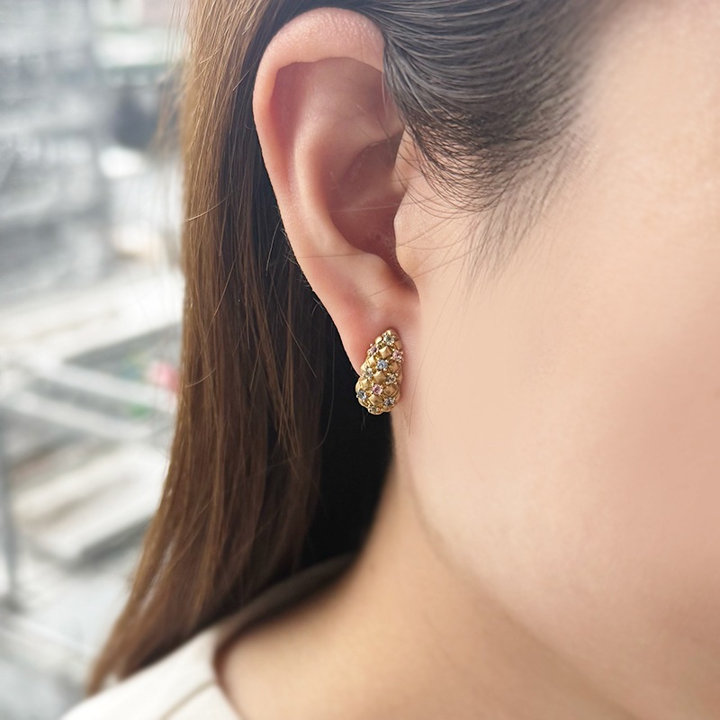 K18YG グリーンサファイア & アイスブルーサファイア & ピンクサファイア パティスリー フェザータッチイヤリング GS 約0.18ct IBS 約0.17ct PS 約0.15ct