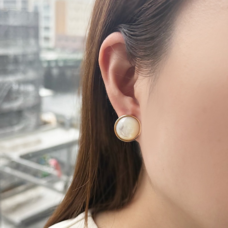 K18YG オニキス 白蝶貝 ピアリング