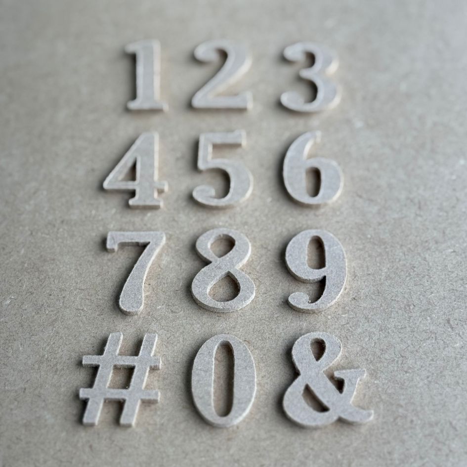 MDF アルファベット mini ( 数字 ) 2.5mm厚 木製 小さな 木材 文字 チップ イニシャル アルファベットレター 英語 ナンバー 記号 & # 切り抜き 工芸用素材