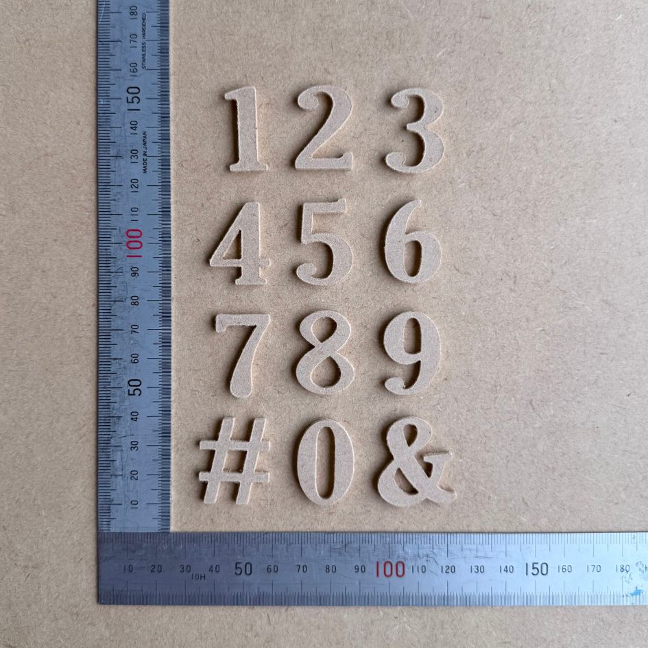 MDF アルファベット mini ( 数字 ) 2.5mm厚 木製 小さな 木材 文字 チップ イニシャル アルファベットレター 英語 ナンバー 記号 & # 切り抜き 工芸用素材