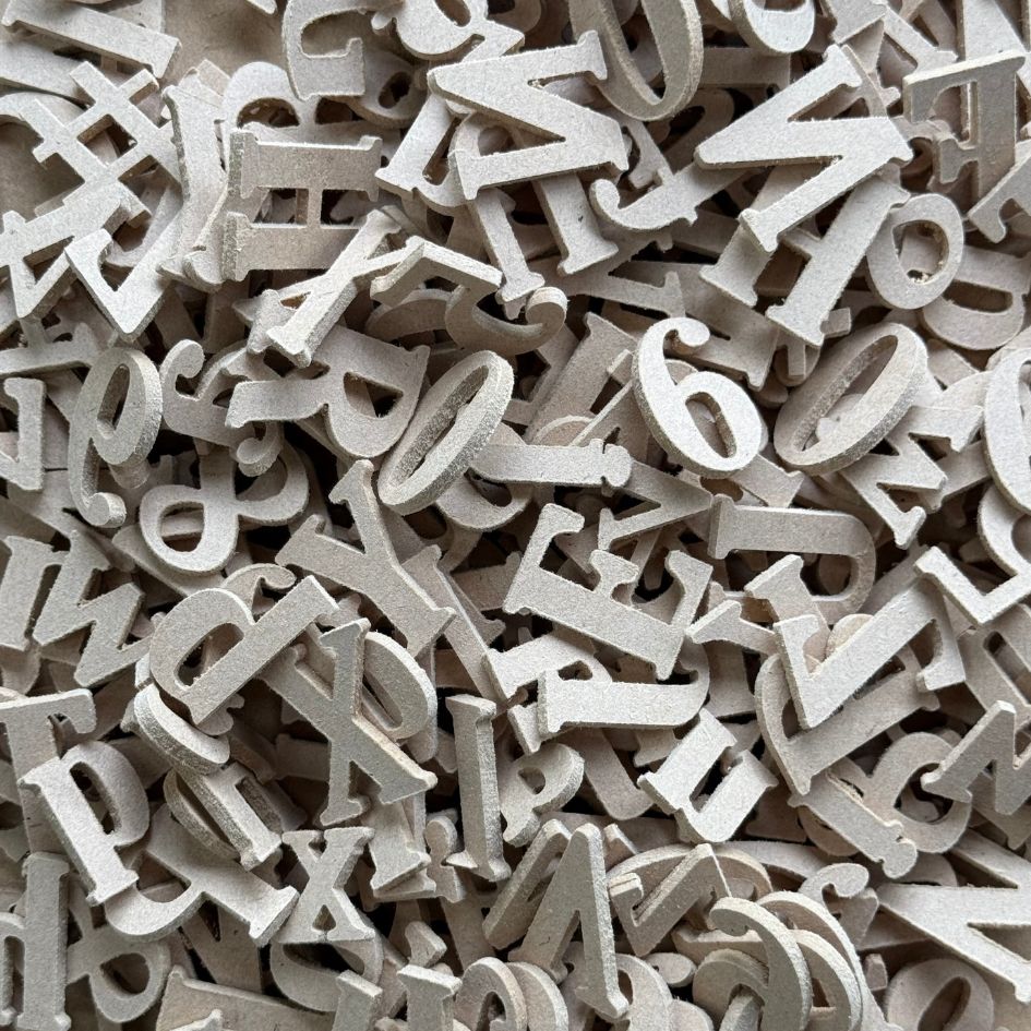 MDF アルファベット mini ( 数字 ) 2.5mm厚 木製 小さな 木材 文字 チップ イニシャル アルファベットレター 英語 ナンバー 記号 & # 切り抜き 工芸用素材