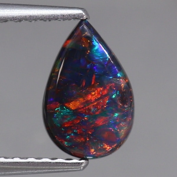 天然ブラックオパール 0.60ct 【黒生地&赤斑】 ペアシェイプ