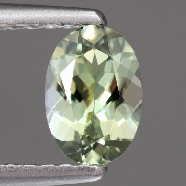 天然ゾイサイト 0.57ct 【非加熱】 ライムグリーン