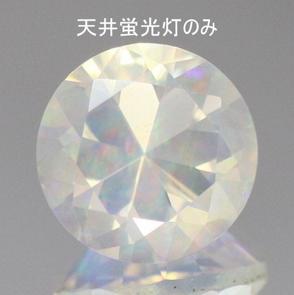 天井蛍光灯のみでは遊色は控えめです♪