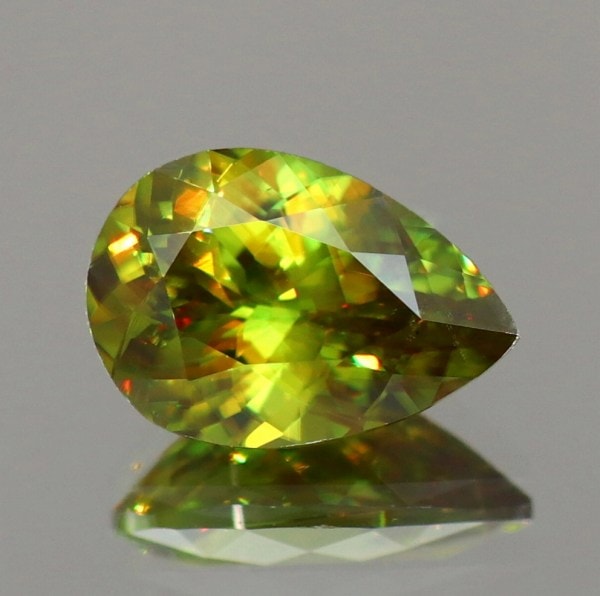 天然スフェーン 0.45ct 【イエロニッシュグリーン】 ペアシェイプカット