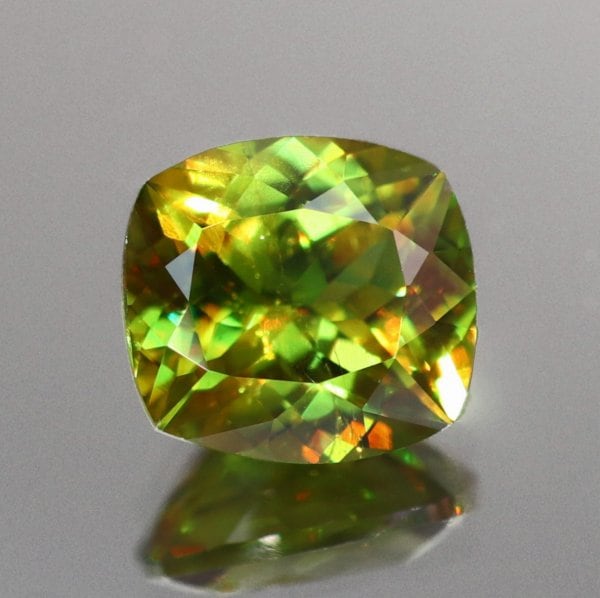 天然スフェーン 0.36ct 【イエロニッシュグリーン】 クッションカット