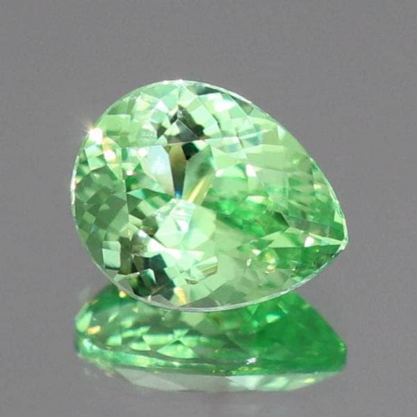 天然ミントガーネット 0.58ct 【メレラニ・UVタイプ】 輝き