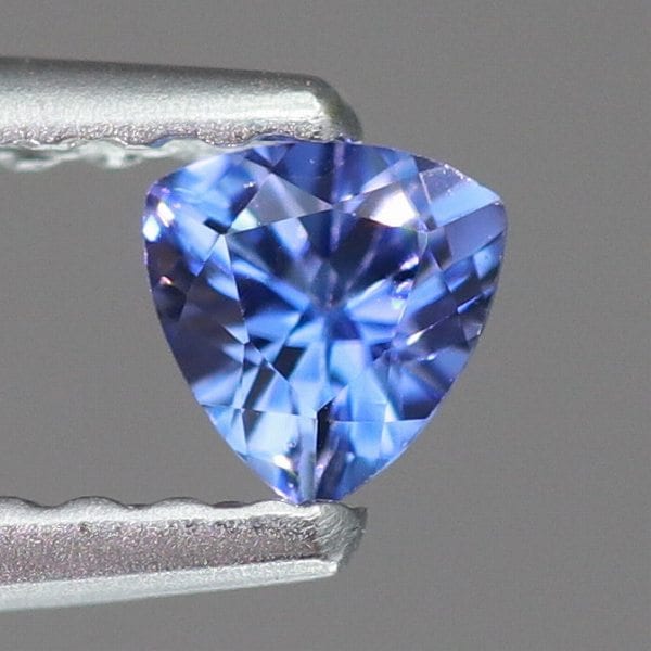 セール K18 レアストーン ベニトアイト ダイヤモンド ピアス トリリアント 天然ベニトアイト 0.15ct 【輝くブルー】 トリリアント