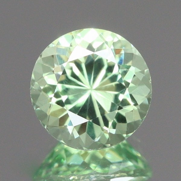 天然ミントガーネット 0.61ct 【メレラニ・UVタイプ】 輝き