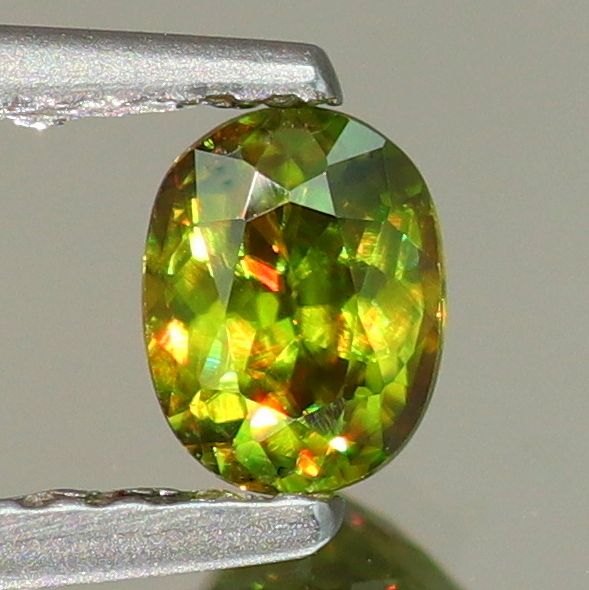 天然スフェーン 0.38ct 【イエロニッシュグリーン】