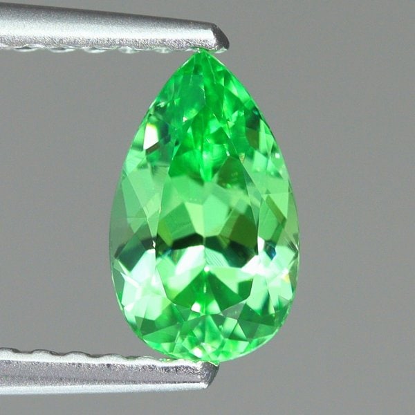 天然ミントガーネット 0.86ct 【ビューティフル】 UVタイプ