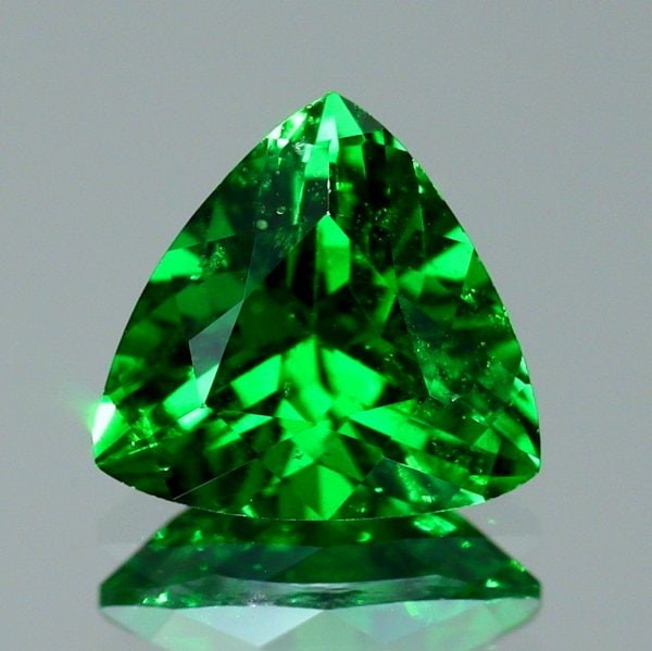 天然ツァボライトガーネット 0.68ct 【タンザニア】 トリリアントカット