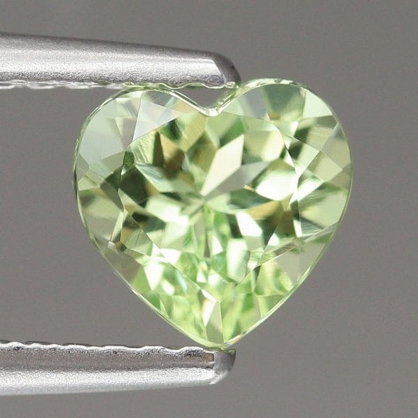 天然ミントガーネット 0.99ct 【メレラニ・UVタイプ】 ハート