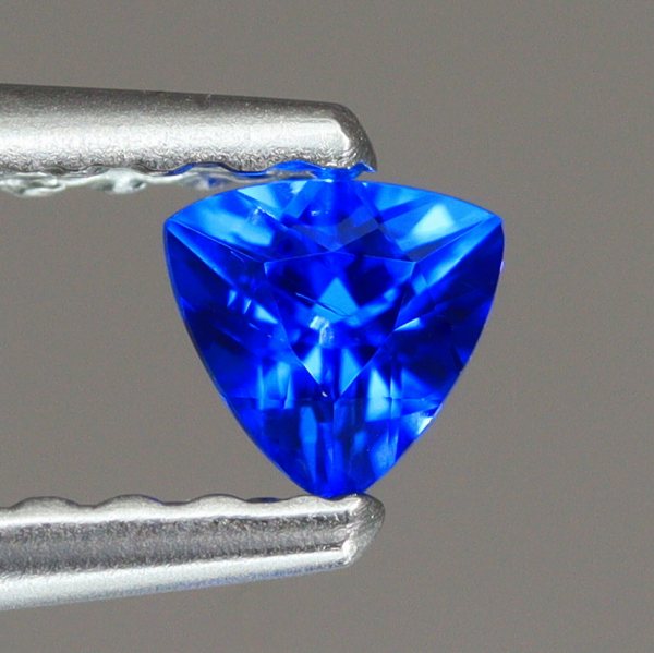 天然アウイナイト 0.10ct 【ビビッドブルー】 ドイツ