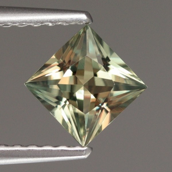 天然ダイアスポア 0.67ct 【カラーチェンジタイプ】 トルコ