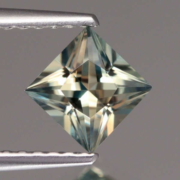 天然ダイアスポア 0.65ct 【カラーチェンジタイプ】 トルコ