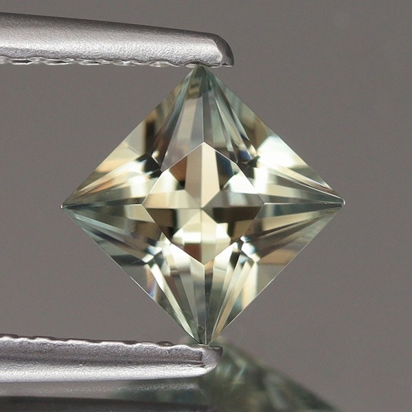天然ダイアスポア 0.65ct 【カラーチェンジタイプ】