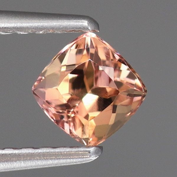 天然インペリアルトパーズ 0.61ct 【ブラジル】 クッションカット