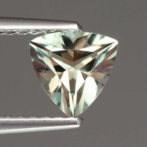 天然ダイアスポア 0.69ct 【カラーチェンジタイプ】 トルコ